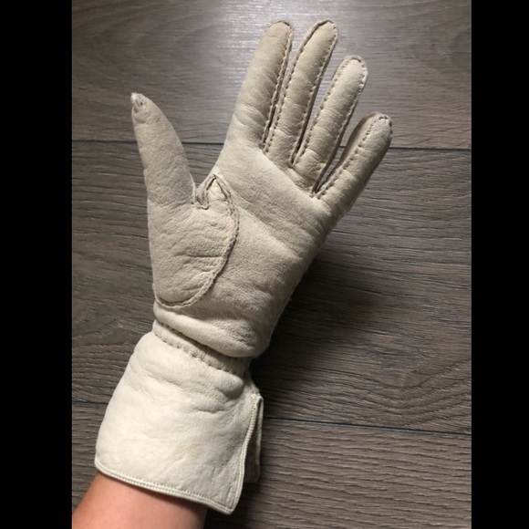 Vintage Chanel beige shearling gloves - Picture 4 of 6